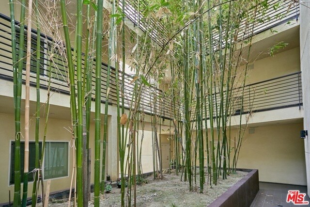 Foto del edificio - 1167 S Hoover St