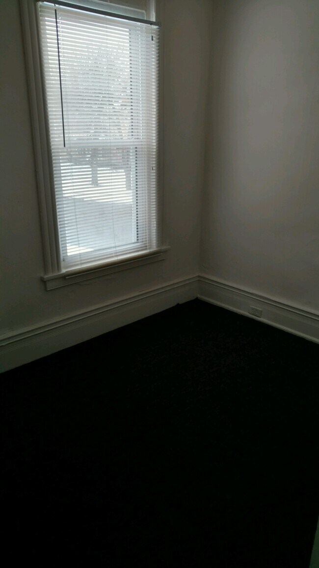 Building Photo - 610 Danforth St
