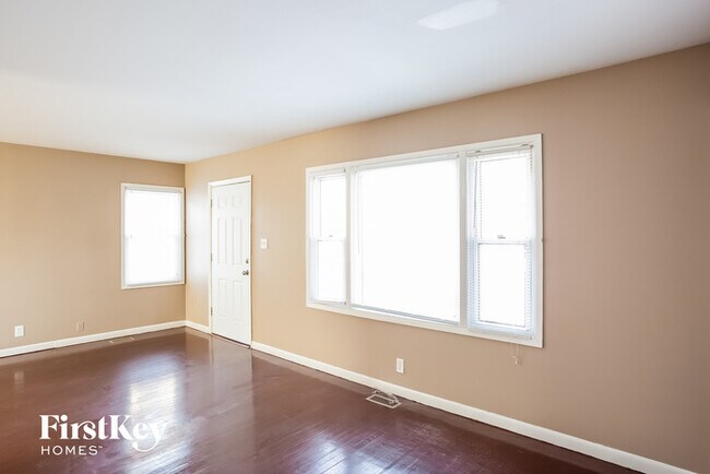 Foto del edificio - 2721 E 66th St