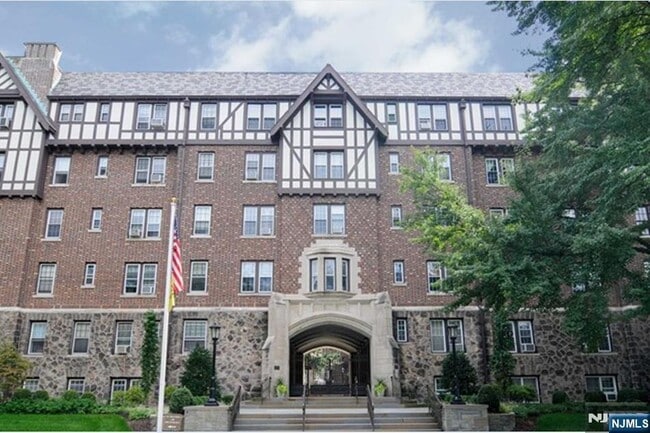 Building Photo - 275 Engle St