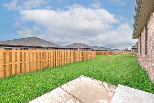 Building Photo - 2031 Bluebonnet Ln