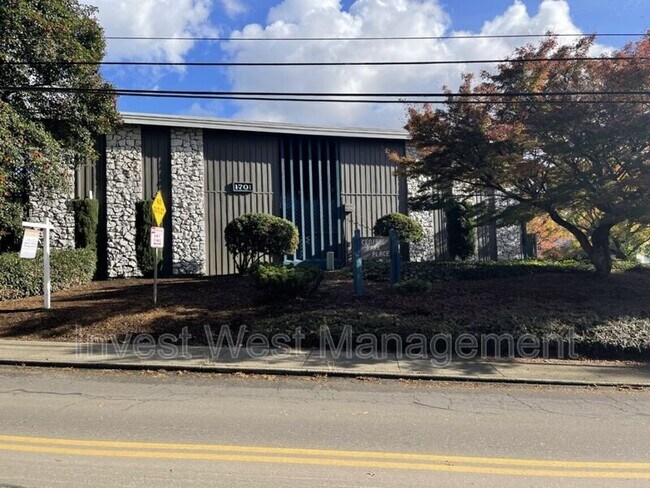 Building Photo - 1701 E Reserve St