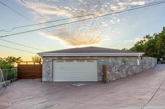 Building Photo - 713 Mission Dr