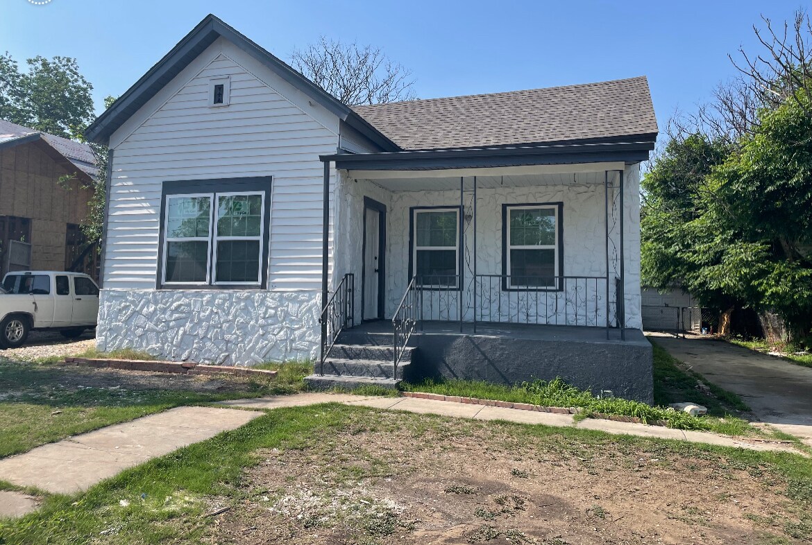 Primary Photo - 2235 E Houston St
