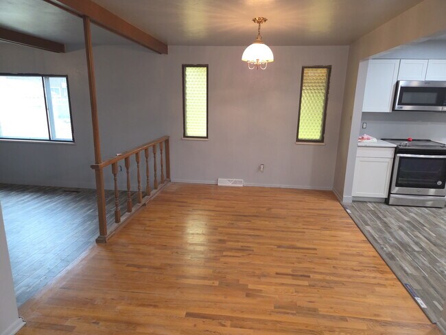 Building Photo - 437 S Vaughn Way