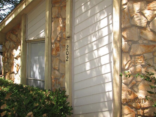 Building Photo - 202 Hollyhill Ln