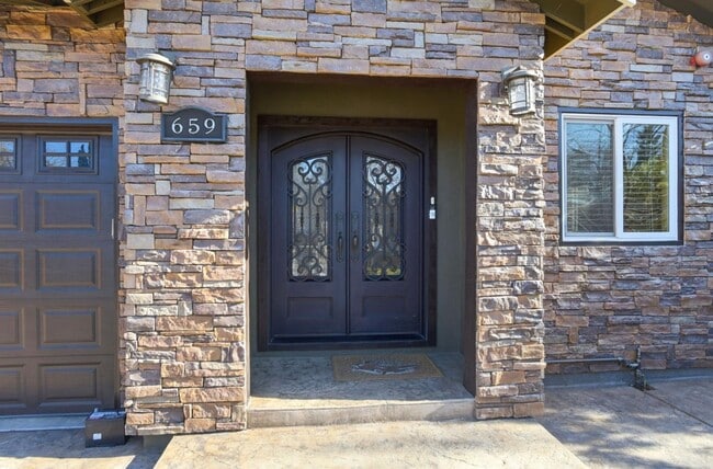 Building Photo - 659 Upton St