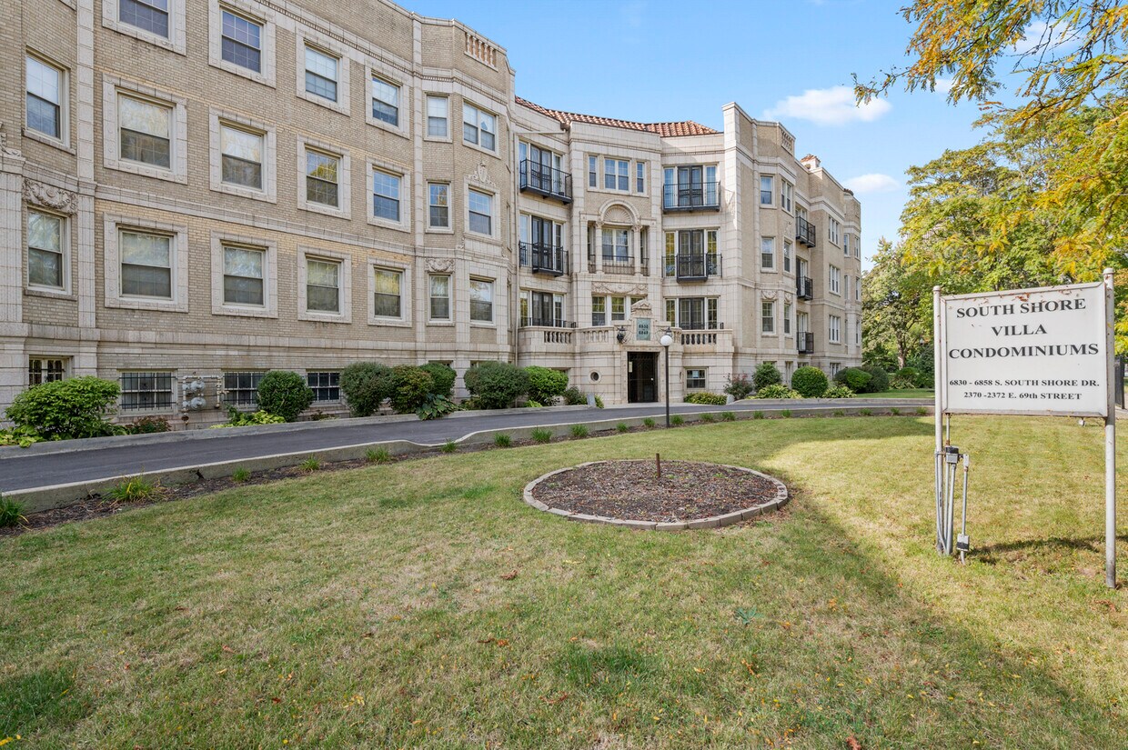 Foto principal - 6830 S South Shore Dr