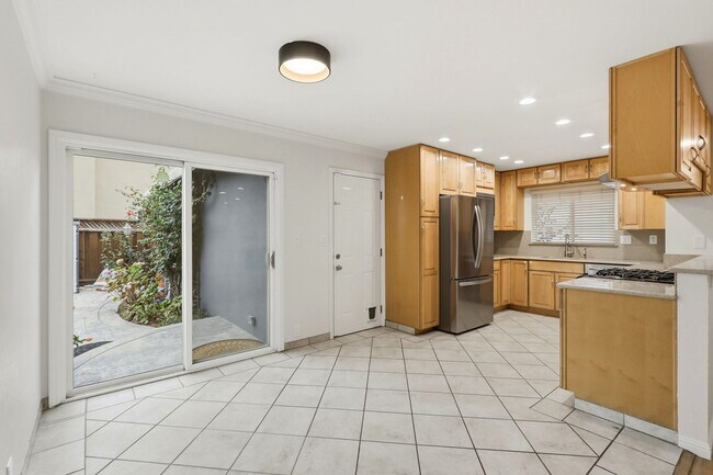 Foto del edificio - Beautiful Remodeled 3-Bedroom 2-Bathroom S...