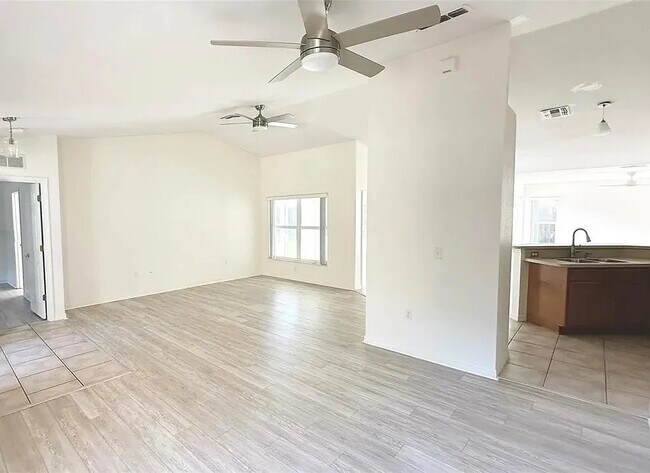 Foto del edificio - 826 Berry Hill Cir