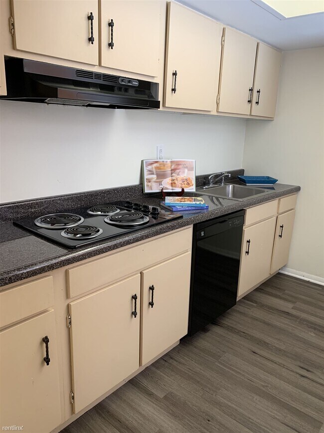 Building Photo - 2 br, 1.5 bath Townhome - 10 Felter Place