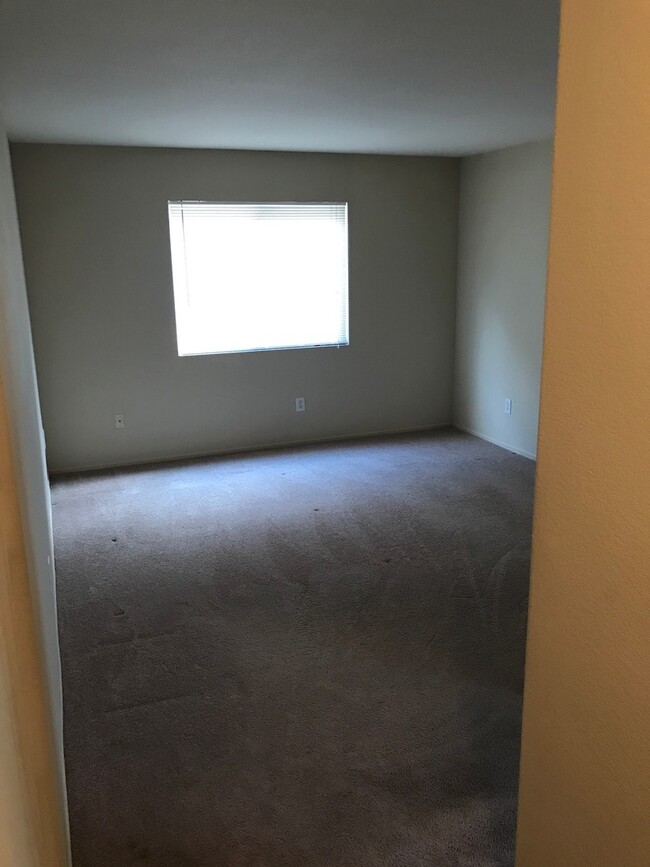 Building Photo - 4 BEDROOM VICTORVILLE HOME