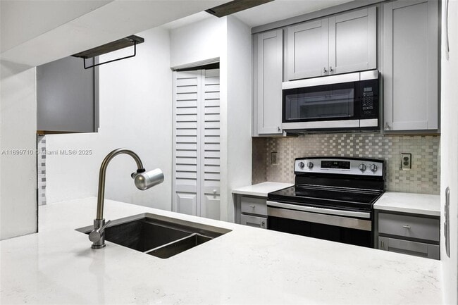 Foto del edificio - 9724 Hammocks Blvd
