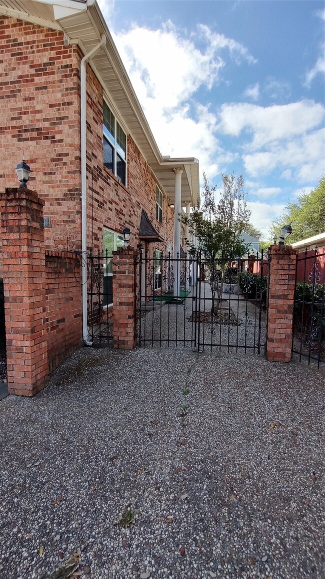 Building Photo - 4513 1/2 Bernardo De Galvez Ave