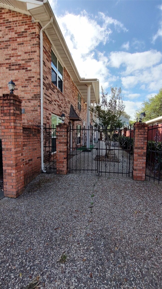 Foto del edificio - 4513 1/2 Bernardo De Galvez Ave