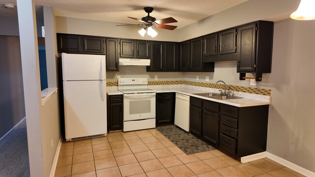 Foto del edificio - Spacious 2-Bed Townhome with Finished Basement, Pond View & Attached Garage in Fairfield