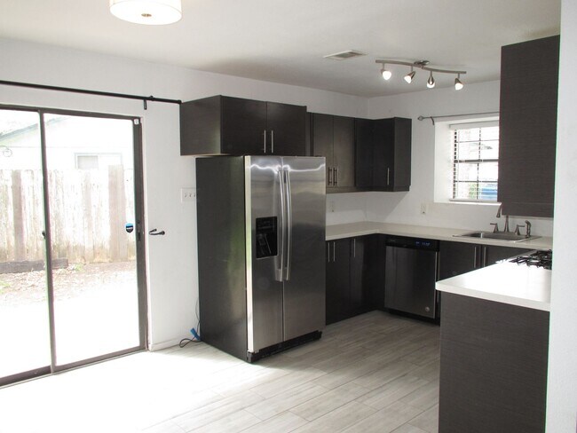 Foto del edificio - Adorable 2bedroom/1 bath Duplex on Wooded Lot