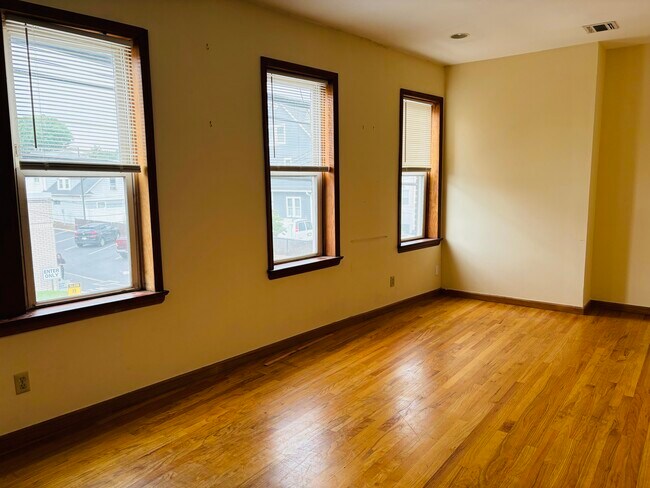 Living Room - 121-123 Ridge Rd