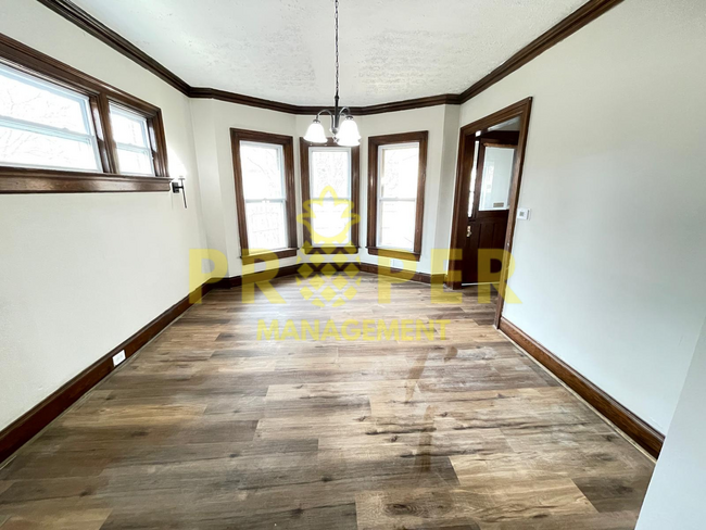 Building Photo - Large Historical 4 bed, 1.5 Bath Single Fa...