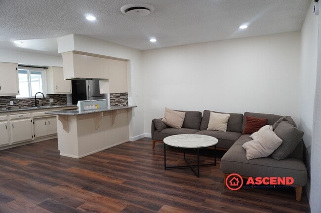 Foto del edificio - Spacious 4BR/2BA Bakersfield Home with Fireplace