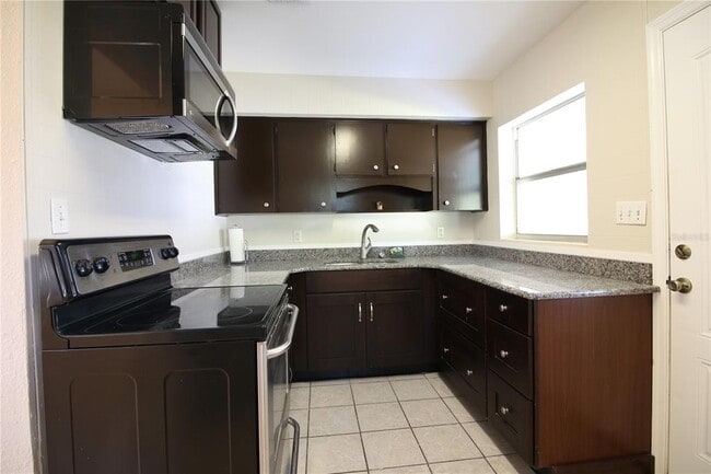 Building Photo - 4336 Hedge Dr E