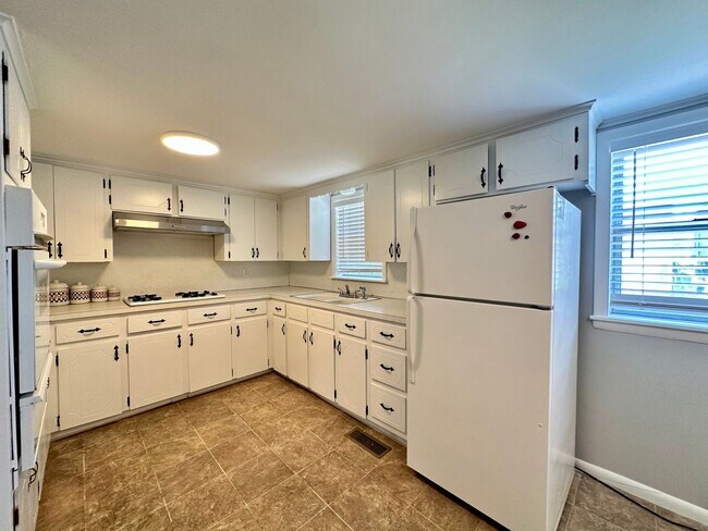 Building Photo - Adorable Charmer Located in the Heart of t...
