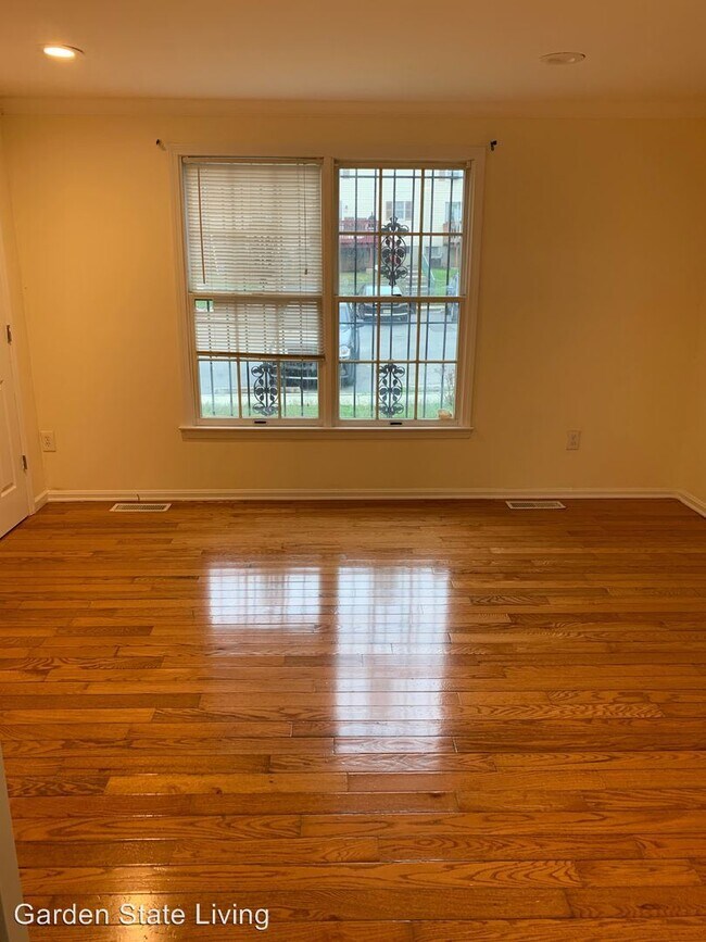 Building Photo - 3 br, 2.5 bath House - 4 Dandridge Dr