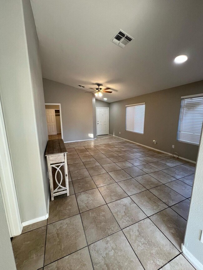 Building Photo - 10617 W Poinsettia Dr