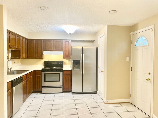 Foto del edificio - 3 Bedrooms Plus 2 Bonus Rooms!!! 2.5 Baths...