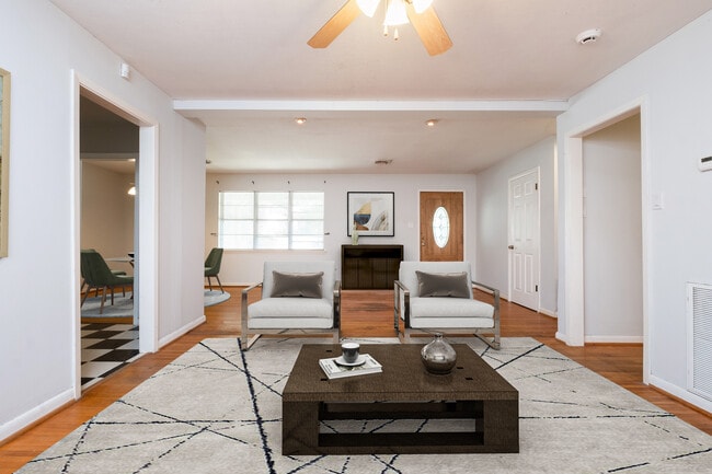 Foto del edificio - 7403 L St