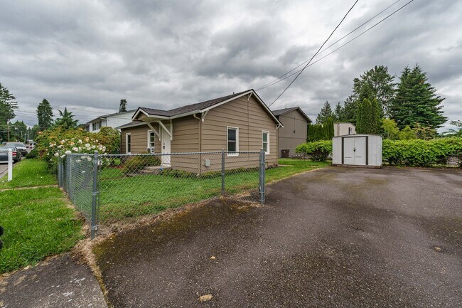Building Photo - 2 Bedroom 1 Bath SIngle Family Home With L...