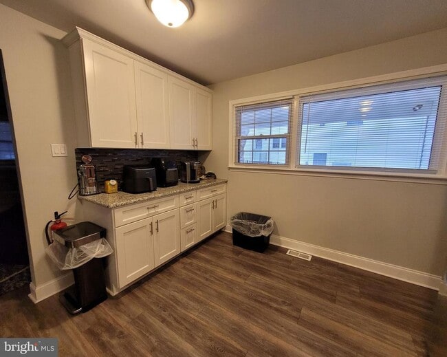 Foto del edificio - 302 Iris Rd