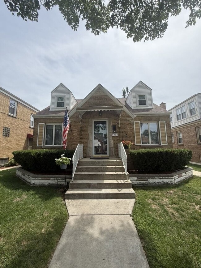 Building Photo - 6953 W Summerdale Ave