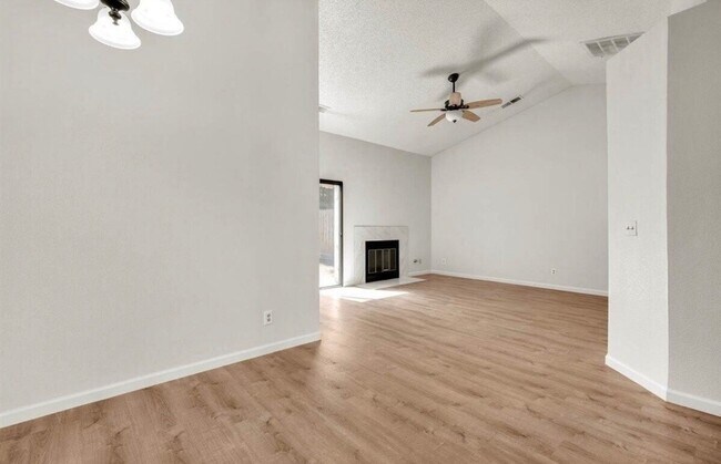 Building Photo - Cozy Home for rent in Visalia