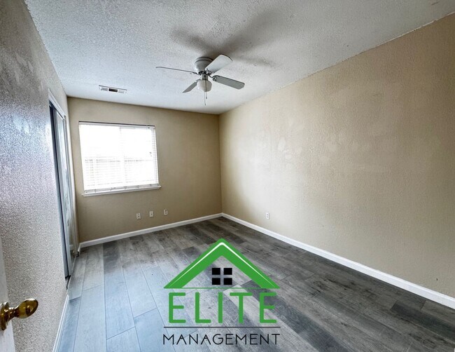 Foto del edificio - **Spacious 3-Bedroom Condo with 2-Car Gara...