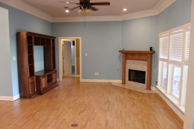 Building Photo - 17503 Les Chenier Blvd
