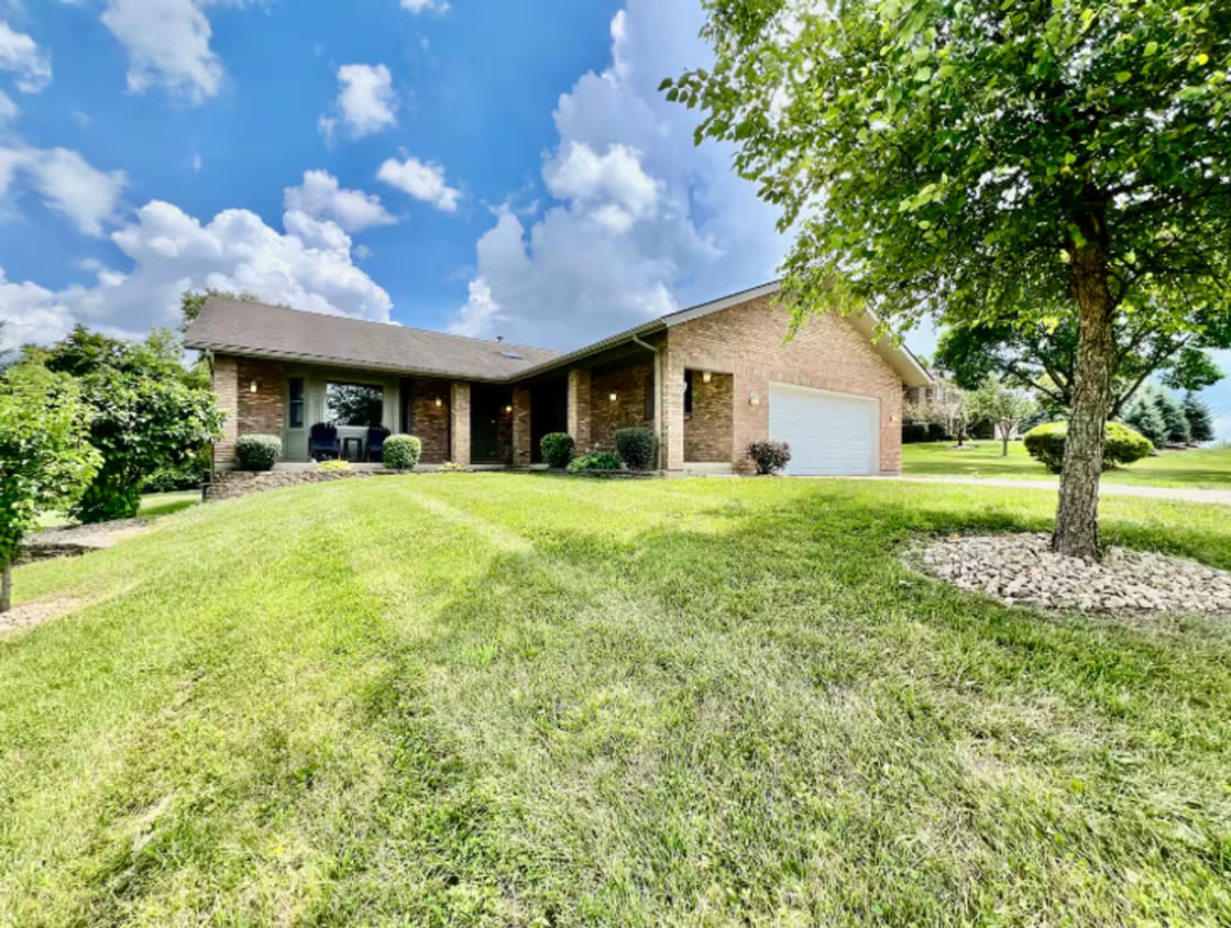 Large, stylish home in heart of Liberty twp. - Large, stylish home in heart of Liberty twp.