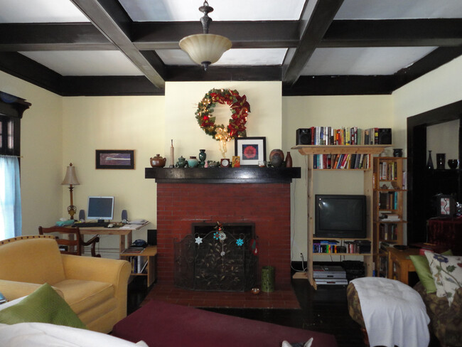 Living Room with ornamental fireplace - 1106 N Keystone Ave