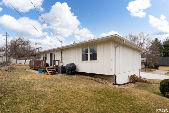 Building Photo - Bettendorf 3 Bedroom House;  This one will...