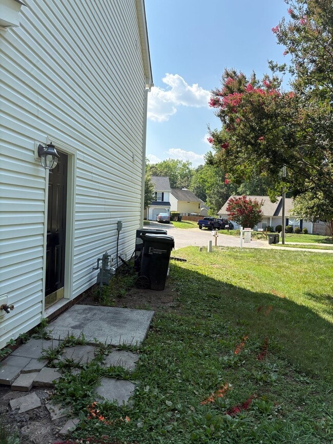 Building Photo - 10 Kilburn Ln