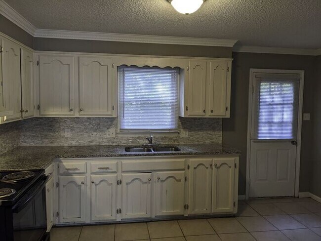 Building Photo - 1374 McDow Dr
