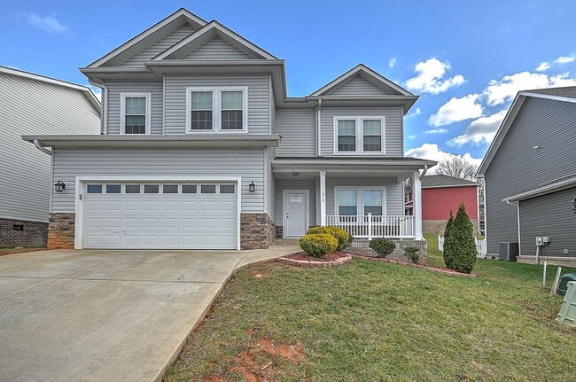 Building Photo - 4 Bedroom / 2.5 Bath Home  Kingsport, TN