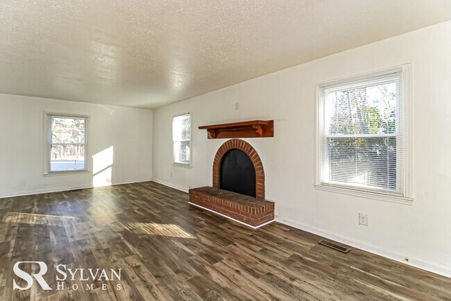Building Photo - Come view this sweet 3BR 2BA brick home