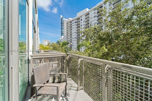 Building Photo - 6000 Collins Ave