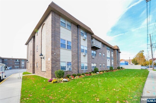 Building Photo - 199 Bergen Turnpike