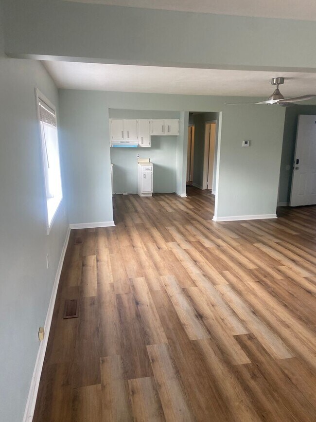 Foto del edificio - 933 Roosevelt Blvd