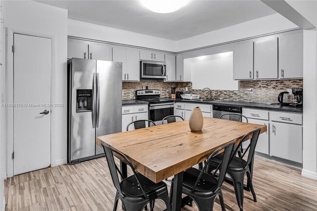 Foto del edificio - 977 SW 10th St