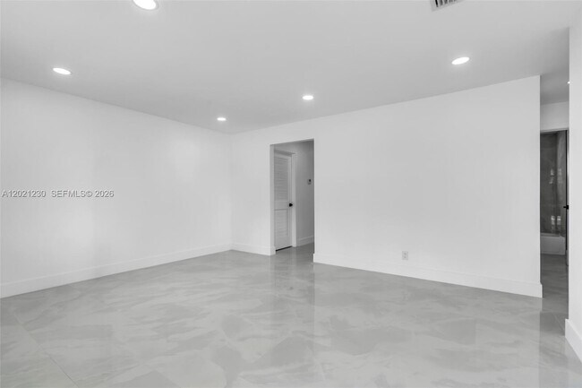 Building Photo - 821 SW 7th Ave