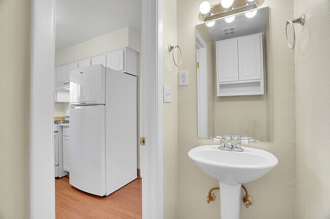 Foto del edificio - 2 bedroom townhome with 2 bathrooms