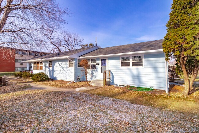 Foto del edificio - Most utilities INCLUDED!! 3 Bedroom 2 Bath Duplex Richfield Available May 1 2026